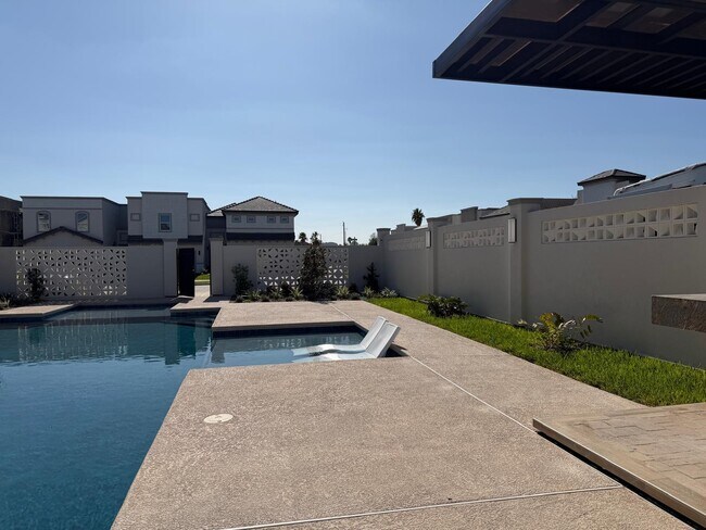 Building Photo - 2224 Corales St