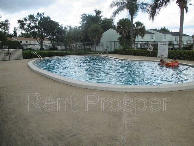 Building Photo - 304 Cherokee Ct