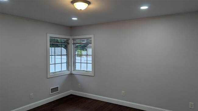 Building Photo - 476 Whittier Ave