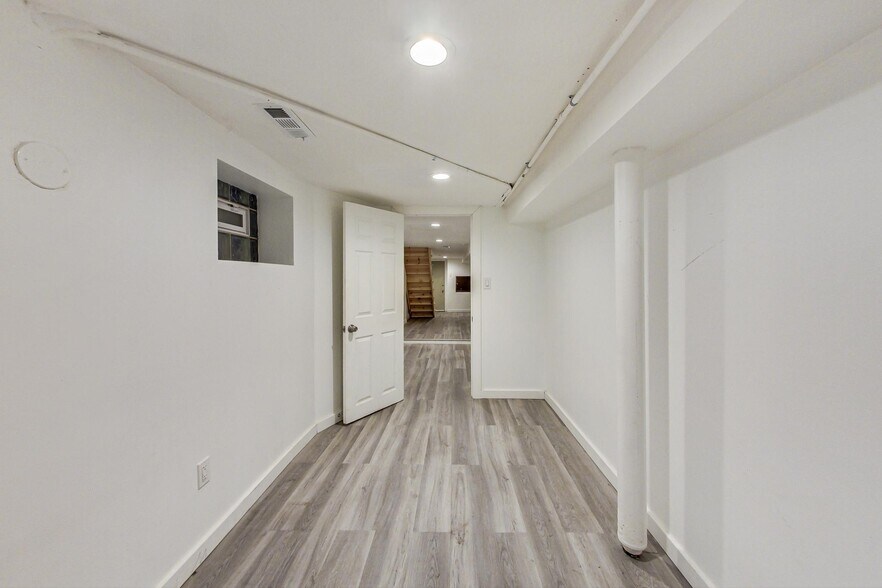 Building Photo - 3554 N Wilton Ave