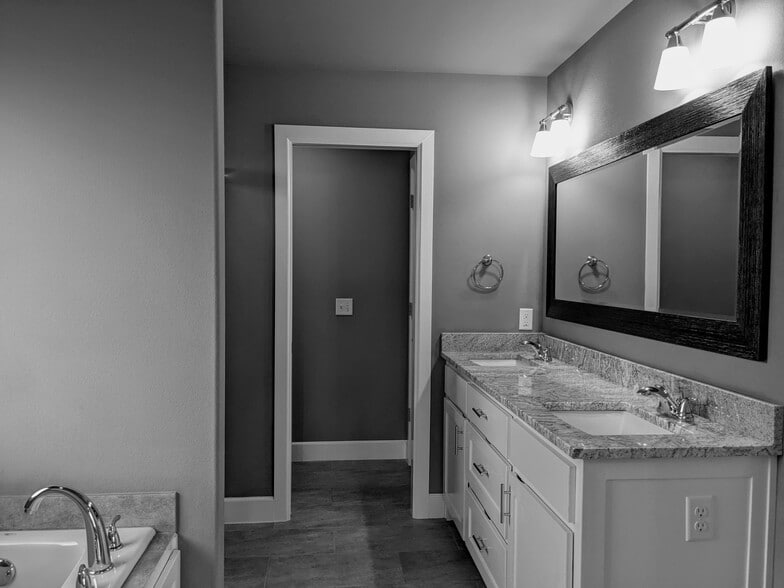 Building Photo - 700 Hawthorn Way