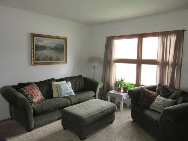 Building Photo - $1,150 | 2 Bedroom, 1 Bathroom Duplex | Pe...