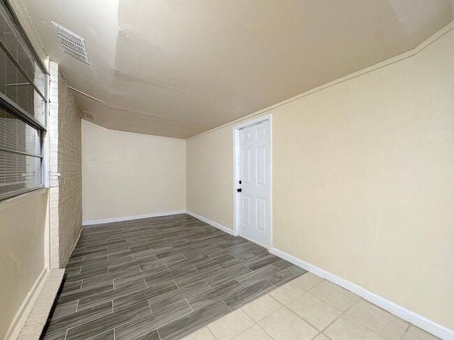Building Photo - Refrig A/C 2bed/2bath Duplex with Bonus Room!