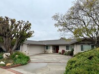 Building Photo - Million Dollar Views in Del Cerro