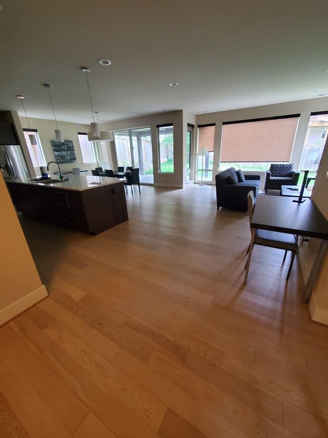 Building Photo - Spacious, Modern Living full of luxurious details!