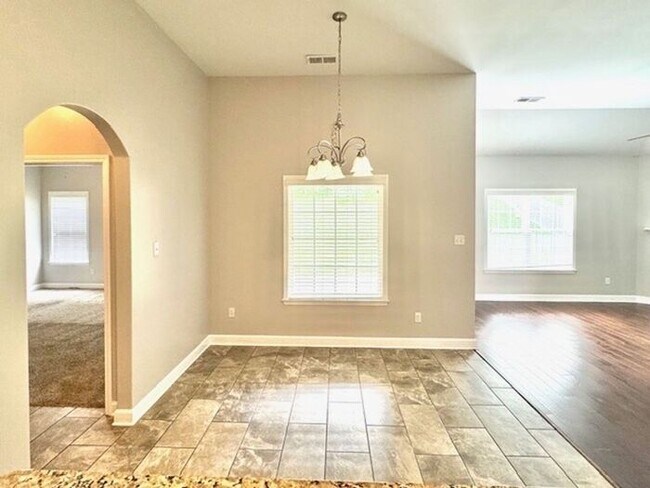 Building Photo - Move In Special! Half off of August Rent! ...