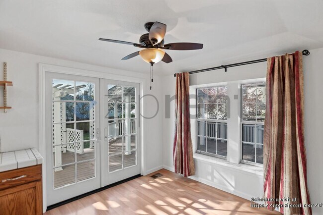 Building Photo - 920 Belmont Way