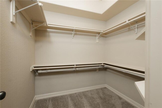 Building Photo - 621 Rockcliff Rd