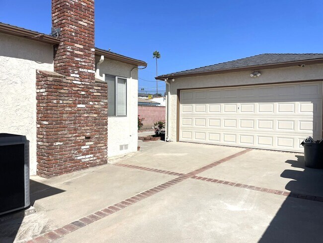 Building Photo - Charming 3-Bedroom Home with Modern Upgrad...