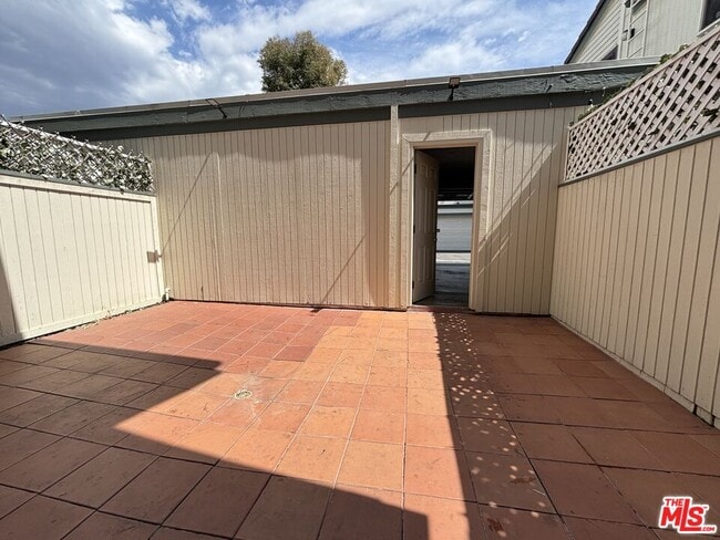 Building Photo - 10574 Sunland Blvd