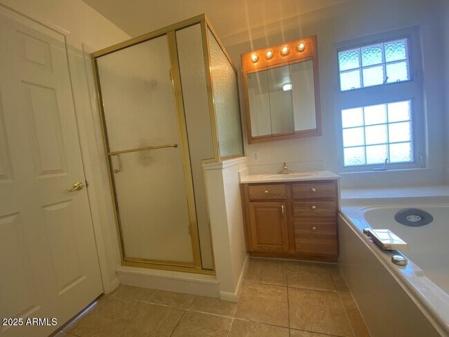 Building Photo - 3271 Briarwood Dr