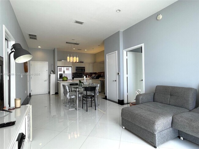 Building Photo - 2600 E Hallandale Beach Blvd