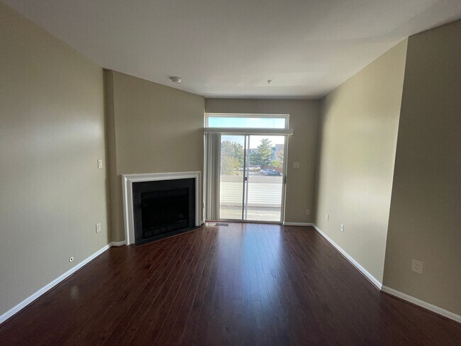 Building Photo - Beautiful 3 Bed 2.5 Bath Interior Townhome In Ashburn Village