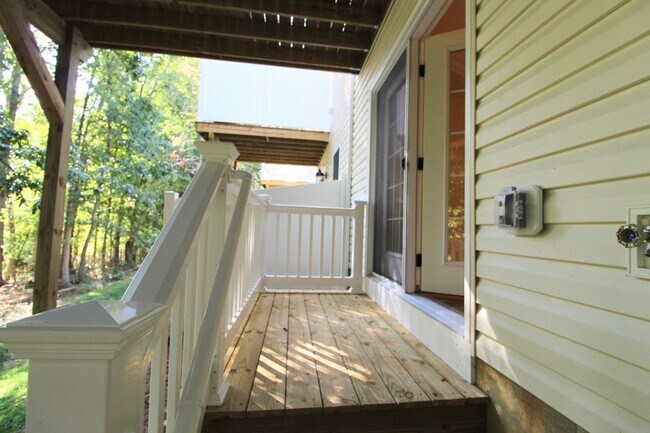 Building Photo - 3 level town home in popular Congers Creek...
