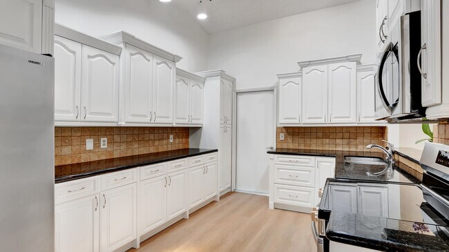 Building Photo - 20977 Country Creek Dr