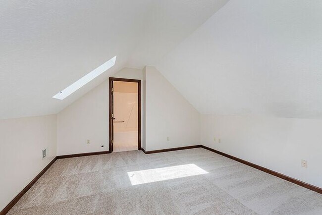 Building Photo - Large Executive Home in Carmel Schools
