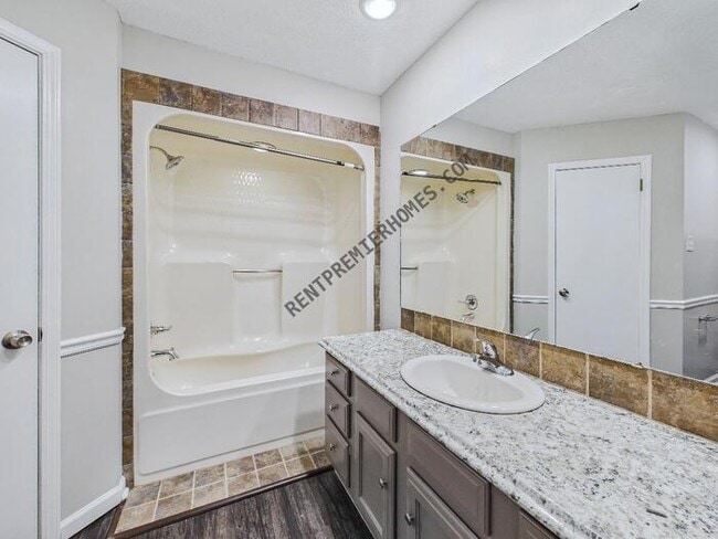 Building Photo - 303 May St