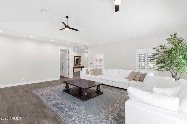 Building Photo - 856 W Quail Cir