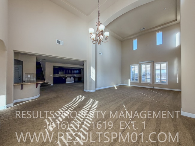 Building Photo - Elegance and spacious Mini Mansion