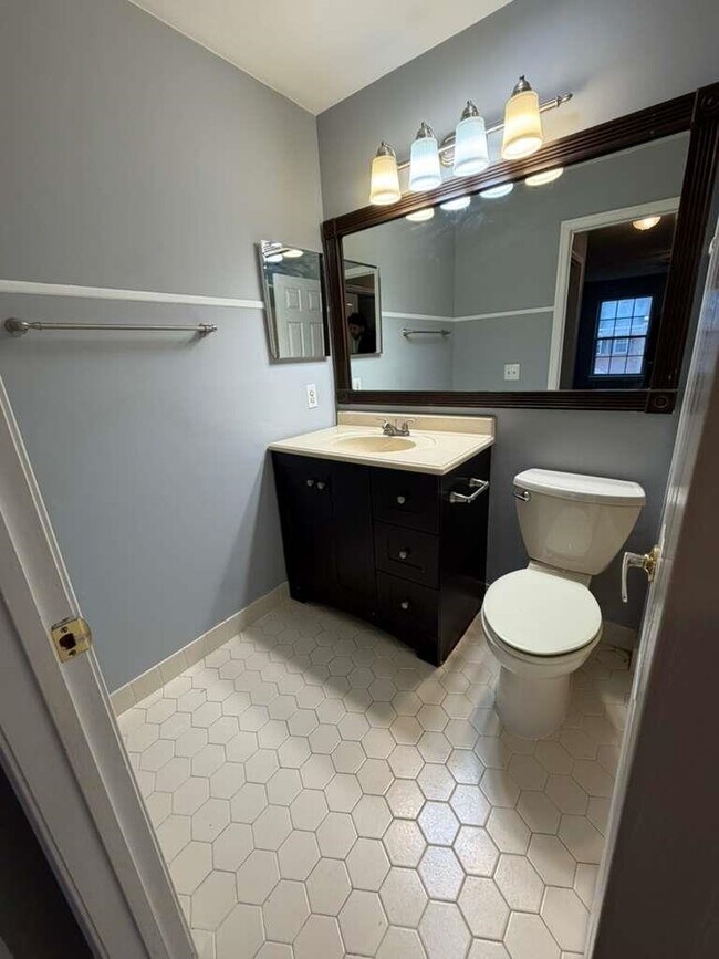 Building Photo - 7 Holly St