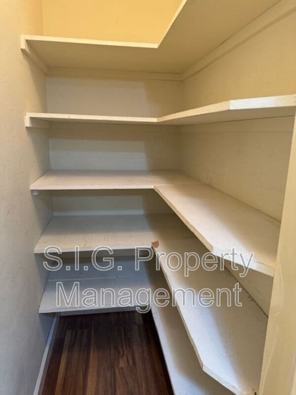 Building Photo - 2279 Saranne St