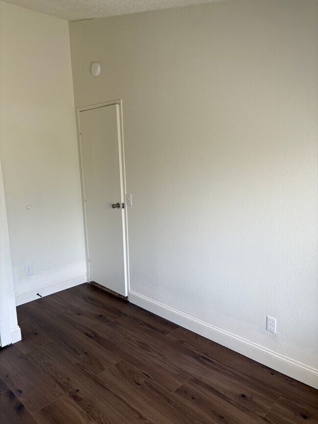 Building Photo - Country home! Private showing only!