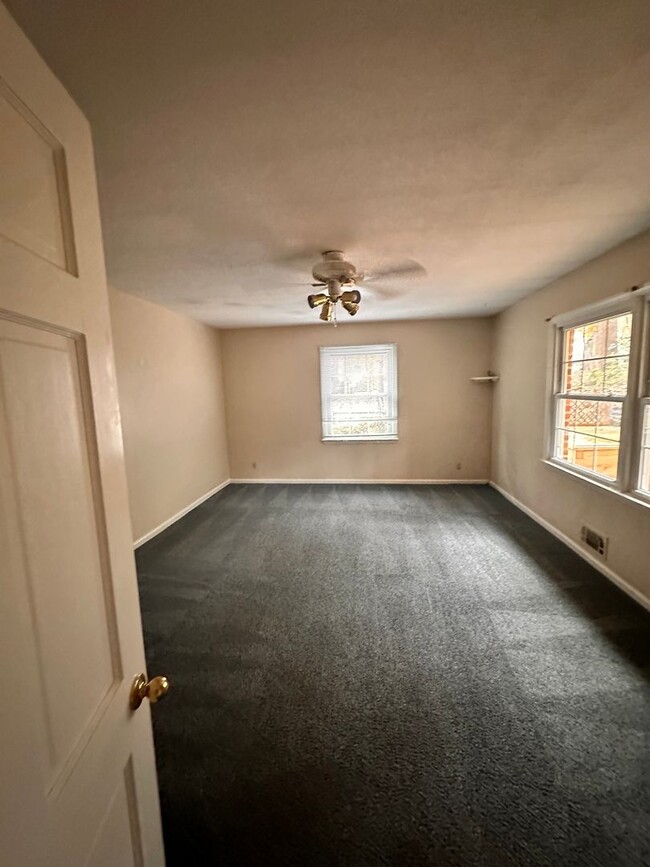 Building Photo - LAUREL HILLS NEIGHBORHOOD- 3 BEDROOM 2 STO...