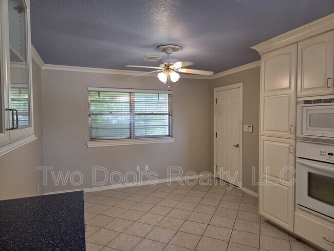 Building Photo - 3225 N Ridgewood Dr