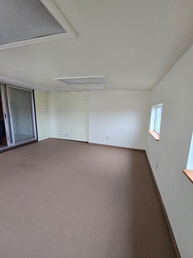 Building Photo - Pet Friendly 3 Bed / 2Bath Home with 2 Gar...