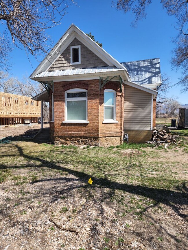 Building Photo - Newly Renovated 4 bedroom with land!