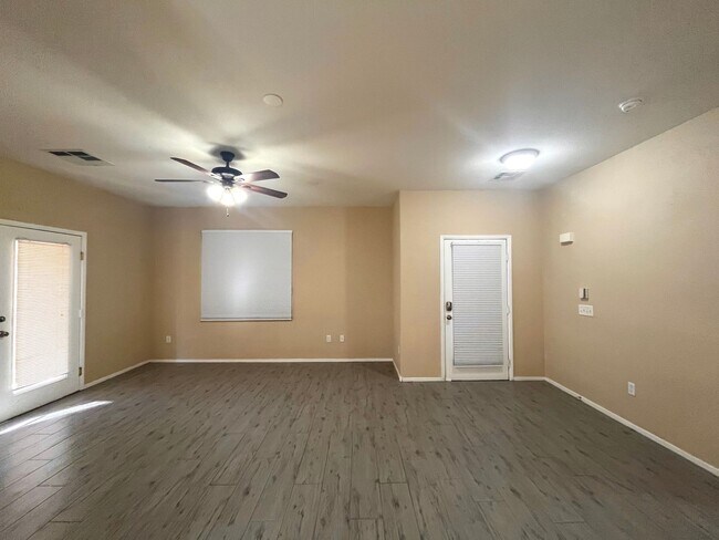 Building Photo - Beautiful Summerlin townhome, 3 bed, 2.5 bath, on 1st floor.