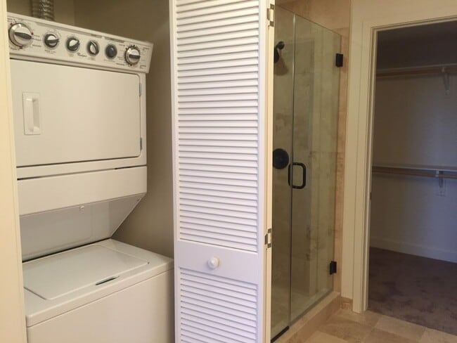 Building Photo - Single Story 2 + 2, plus Den Condo in Downtown Ventura Cannery!