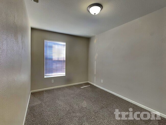 Building Photo - 1405 Bluestem Dr