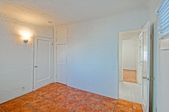 Building Photo - 3809 Crest Dr