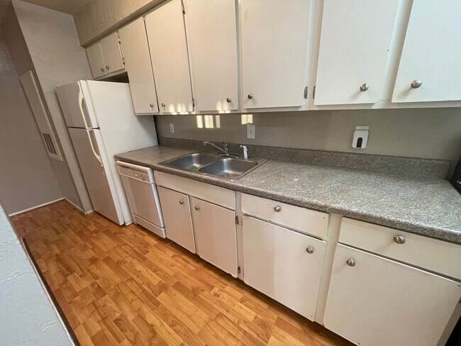 Building Photo - APRIL MOVE IN Spacious 2 Bedroom 2 Bathroom Apartment on Bus Route!
