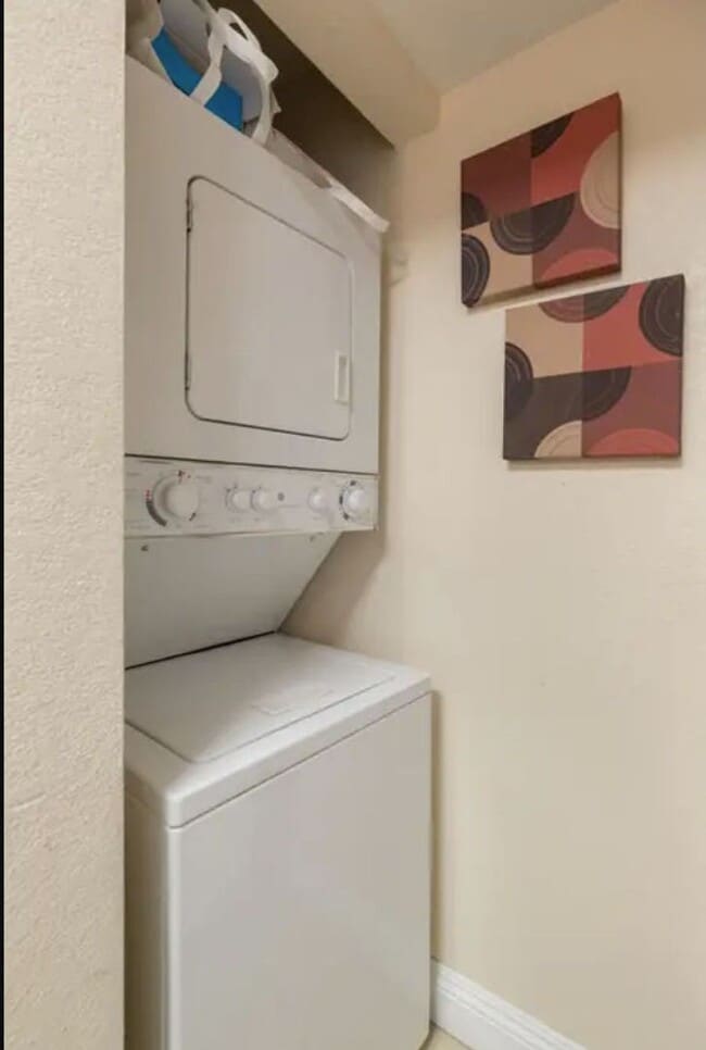 Building Photo - **$500 OFF 1ST MONTH RENT!!** Super Cute 1...