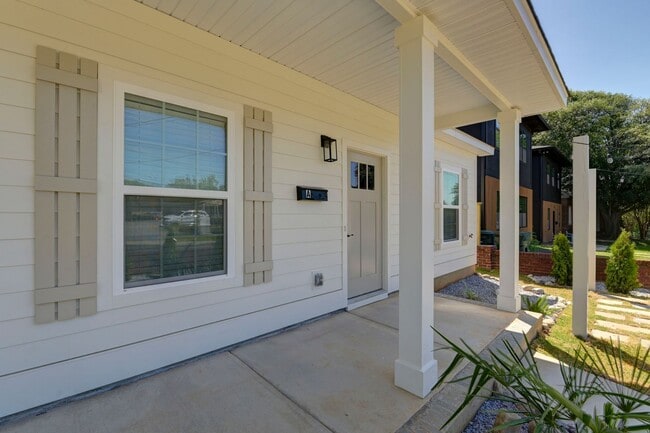 Building Photo - Pre-Leasing for the 26-27 School Year! - N...