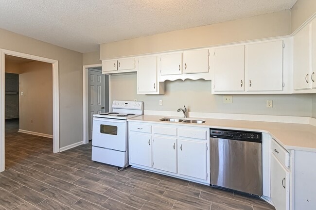 Building Photo - 4495 Bonnie Brae Dr