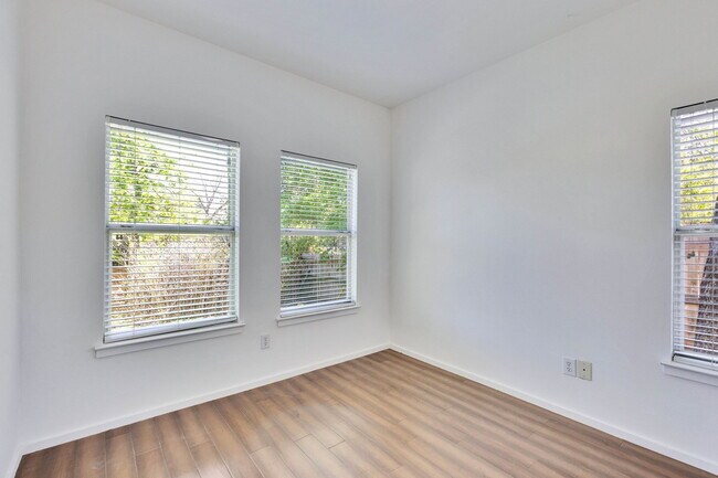 Building Photo - 3808 Menchaca Rd
