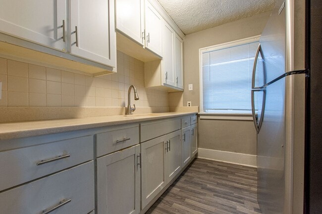 Building Photo - 2 Bedroom / 1 Bath Home located near Askar...