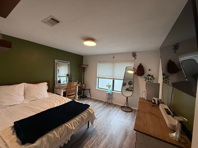 Building Photo - Beautifully updated home IN THE BLUFFS COMING SOON!