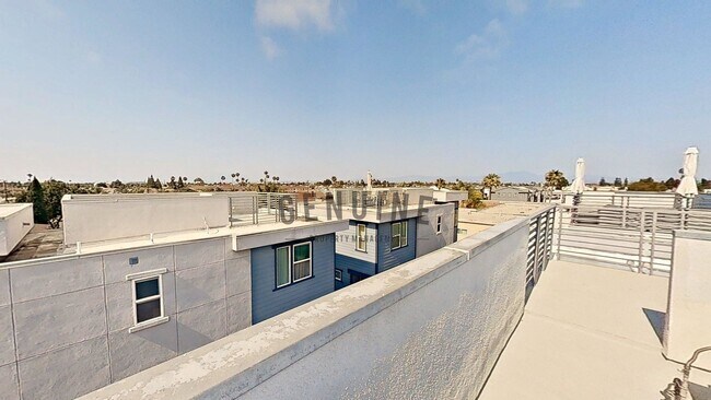Building Photo - 3Bd 2.5Ba Townhouse w/Rooftop Deck