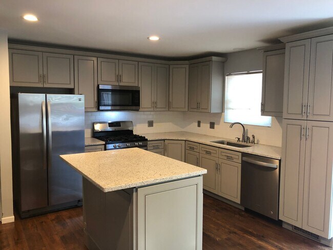 Building Photo - Beautiful Home next to Paddock Lake (3BR/1.5BA)