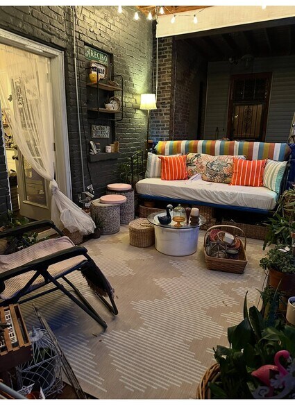 Spacious deck overlooking back garden - 3449 W Fulton Blvd