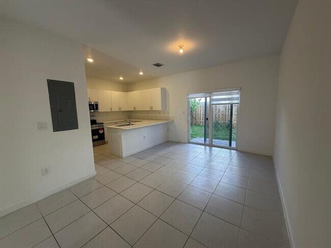 Building Photo - 2885 SE 25th Ave