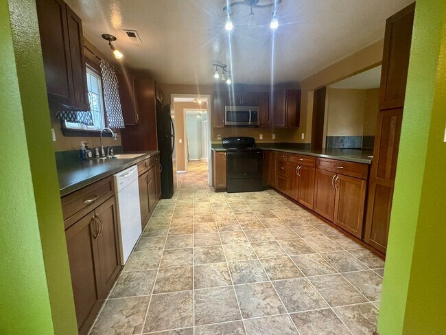 Building Photo - Charming 3-Bedroom Home in Lakewood with Spacious Yard & Modern Comforts