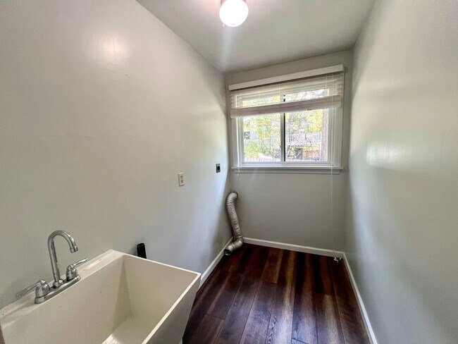 Building Photo - Cranberry - 6 bedroom 4 bathroom - Stunnin...