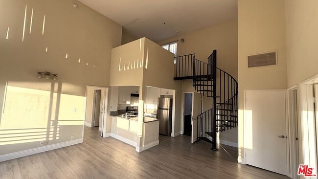 Building Photo - 701 S Kingsley Dr