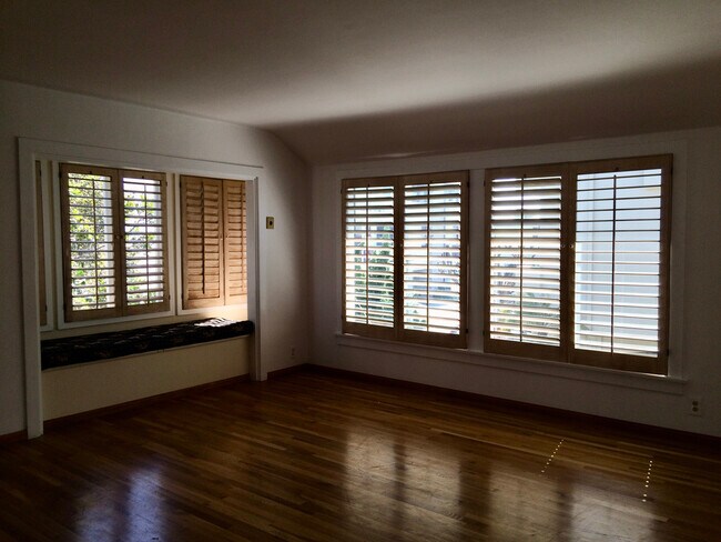 Living room with window seat - 317 7th St