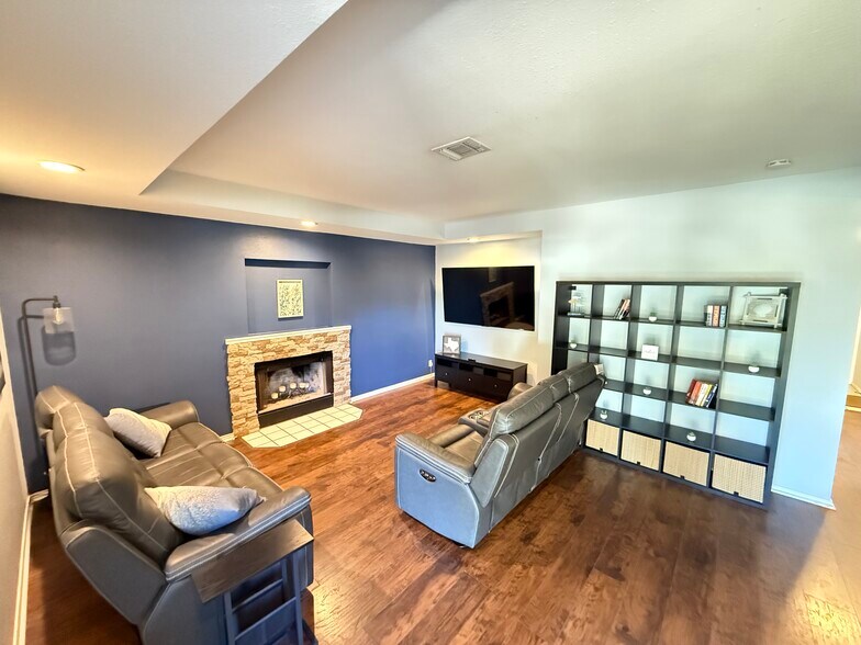 Living - 1226 Amanda Dr
